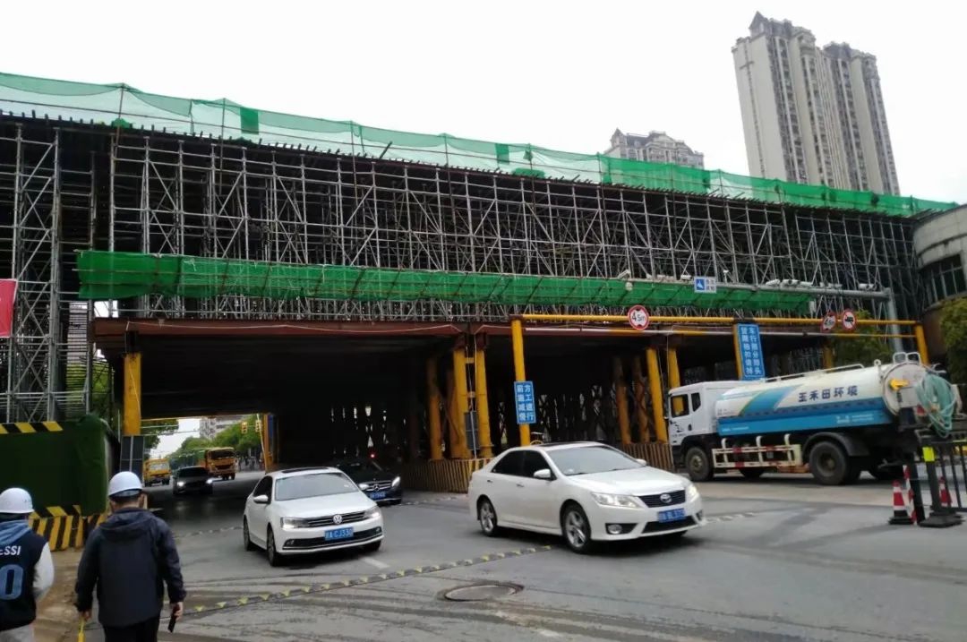 南外环高速公路(八一互通至迎宾互通段)高架桥左幅跨南莲路现浇箱梁底腹板顺利浇筑完成